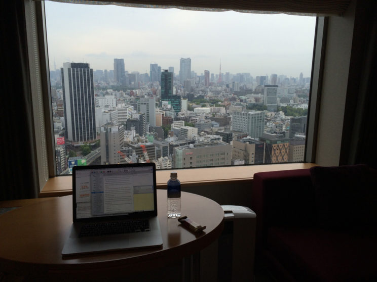 Tokyo_hotel-room-writing_2910-1k